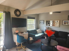 2BR Cozy Condo - Centrally Located - Stairs Required - FREE TICKETS INCLUDED - FC5-7
